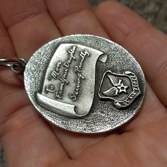 Your daughter serving proudly in the Air Force pendant - Picture 2 of 4